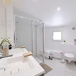 La Maison Celeste Jardin Et Charme En Hauteur Lägenhet *